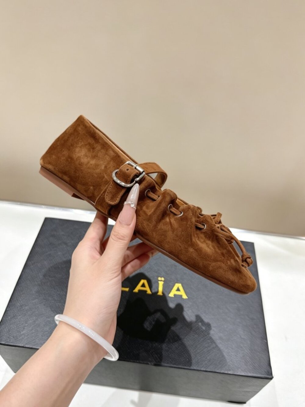 ALAÏA Bow-Detailed Suede Mary Jane Flats - Picture 5 of 6
